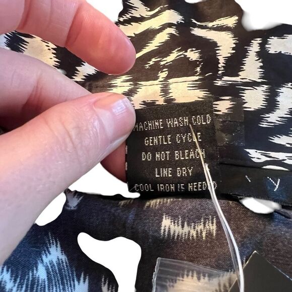 NWT! Ninety floral satin blouse. Size large! - Picture 4 of 7